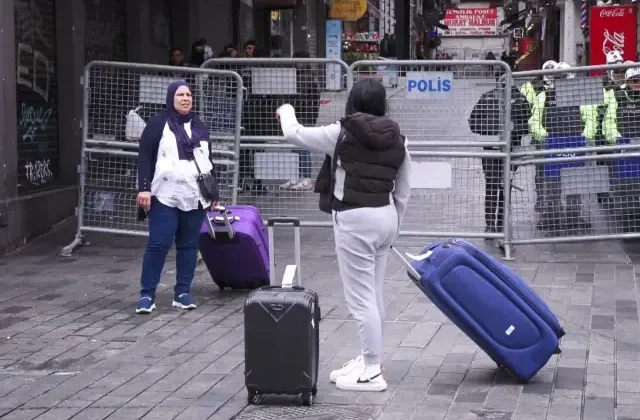 Taksim’e çıkan yollar kapatıldı, turistler araç bulamadı