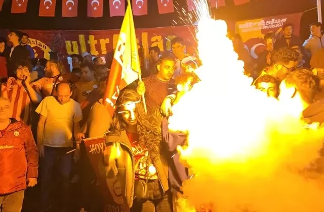 Taraftarlar sokaklardan taştı! Ülkenin birçok noktasında şampiyonluk kutlaması