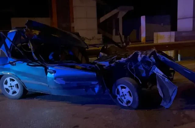 TIR’a arkadan çarpan otomobil hurdaya döndü