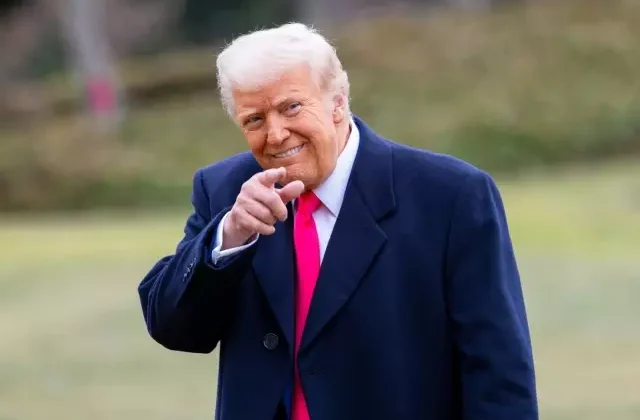 Trump kendisini yapay zeka ile Papa yaptı