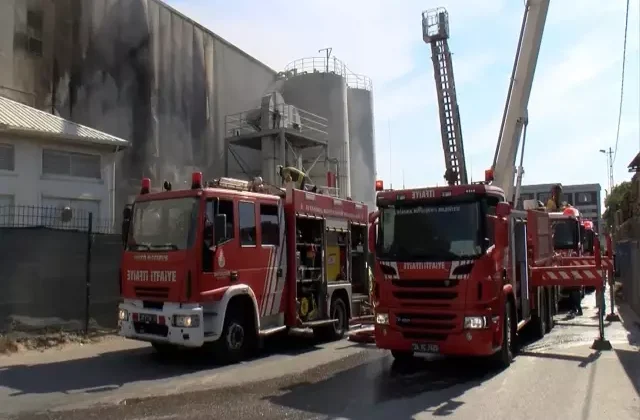 Tuzla’da fabrika yangını panik yarattı