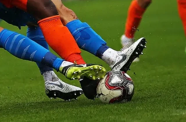 Ünlü futbolcu kız arkadaşını hastanelik etti