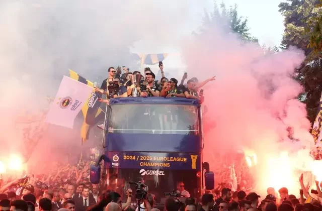 Unutulmaz anlar! Fenerbahçe Euroleague şampiyonluğunu taraftarıyla kutladı