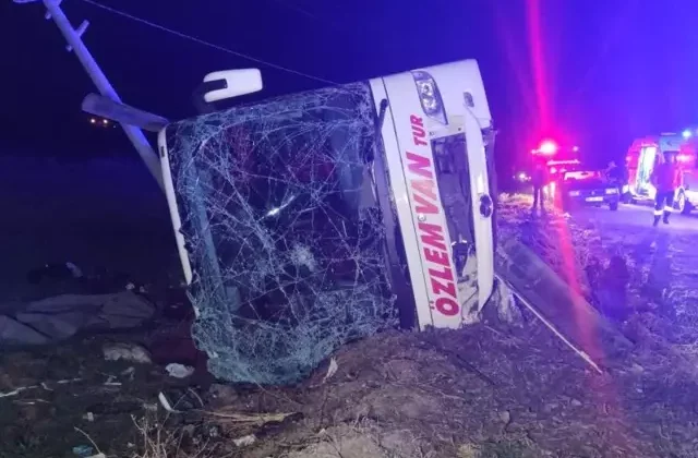 Van’da can pazarı! Yolcu otobüsü devrildi