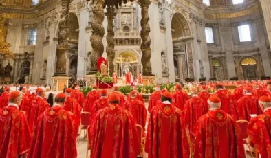 Vatikan’da papalık yarışı! Dış dünya ile iletişim kesildi, sonuçlar dumanla ilan edilecek