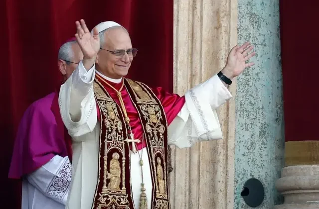 Vatikan’da yeni Papa 14. Leo! Locadan halkı selamladı