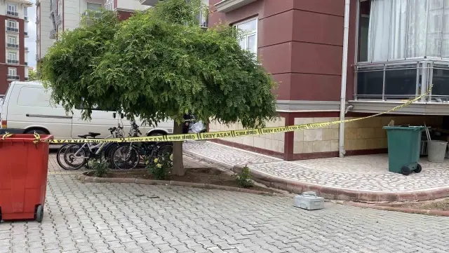 2 yaşındaki bebek 5’inci kattan beton zemine düşerek hayatını kaybetti