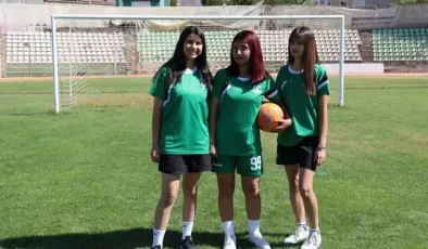 3 kız sporcu “Futbol erkek işi” diyenlere cevabı sahada verdiler
