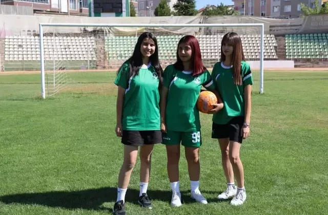 3 kız sporcu “Futbol erkek işi” diyenlere cevabı sahada verdiler