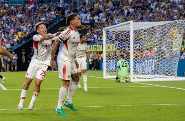 4 saat 15 dakika süren karşılaşmada Benfica, Auckland’a gol oldu yağdı
