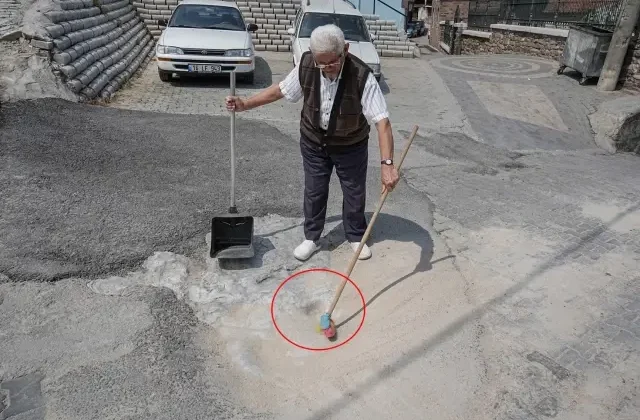 452 yıllık tarihi izi, her gün temizliyor