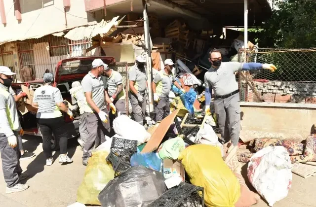 6 katlı binadan bu kez 20 kamyon çöp çıktı