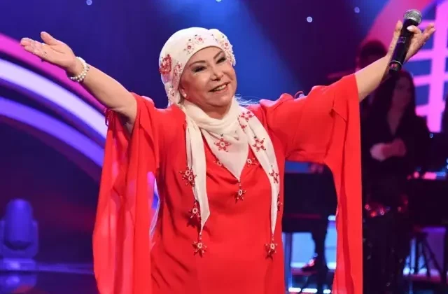 68 yıllık sanat yolculuğu defileyle taçlandı: Bedia Akartürk gözyaşlarını tutamadı