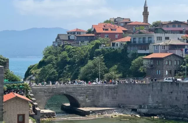 Amasra, bayram tatilinde nüfusunun 10 katı misafir ağırlıyor