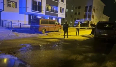 Annesiyle boşanma aşamasındaki babasını sokak ortasında bıçakladı