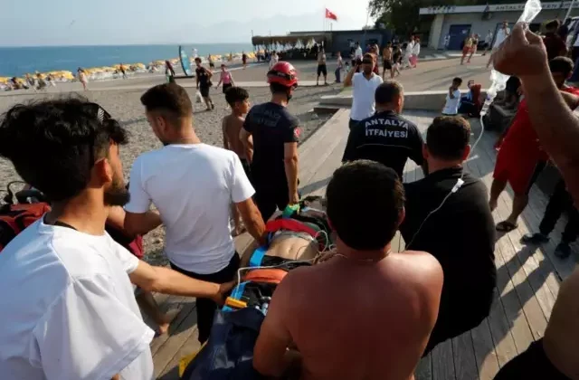 Antalya’da 40 metrelik falezlerden atlayan genç ağır yaralandı