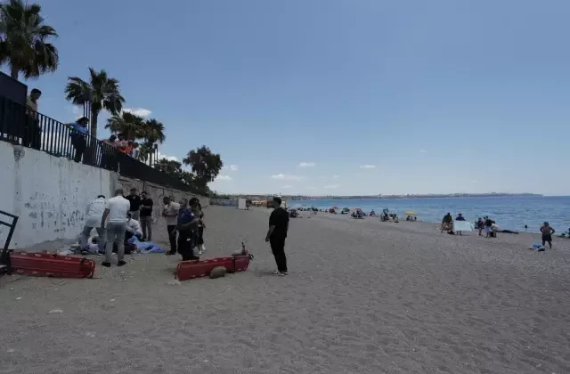 Antalya’da evsiz adam Konyaaltı Sahili’nde ölü bulundu