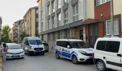 Apartmanı saran kötü kokular sonrası ekipler, çürümeye başlayan cesetle karşılaştı