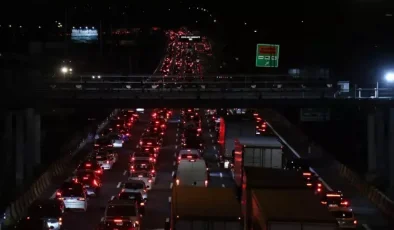 Bayram göçü başladı, otoyolların kesişim noktasında trafik durdu