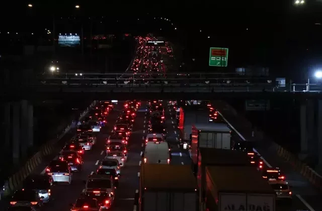 Bayram göçü başladı, otoyolların kesişim noktasında trafik durdu