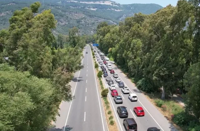Bayram tatilinin geri dönüş trafiği başladı! 7 kilometrelik kuyruk