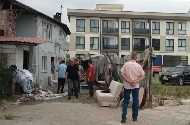 Bayram ziyaretinde çocuğunun evinde eski eşini öldürdü