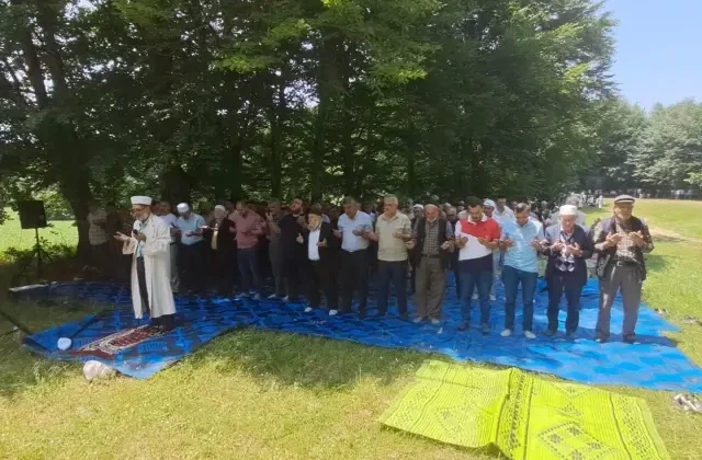 Bilecik’te asırlık gelenek sürdü: Yağmur ve şükür duasına onlarca kişi katıldı