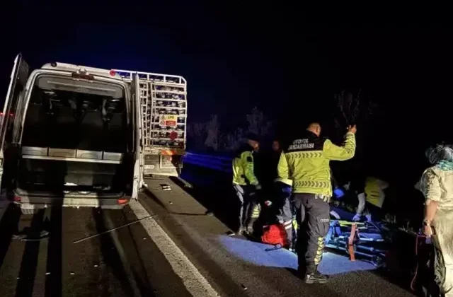 Bolu’da yolcu minibüsü ile tüp yüklü kamyon çarpıştı
