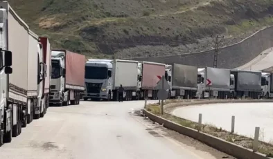 Çatışmalar nedeniyle Türkiye-İran sınır kapısında 2 kilometrelik tır kuyruğu oluştu