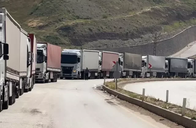 Çatışmalar nedeniyle Türkiye-İran sınır kapısında 2 kilometrelik tır kuyruğu oluştu