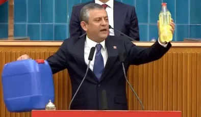 CHP lideri Özel, elinde şişeyle kürsüye çıktı: Al sana 50 TL’lik mazot