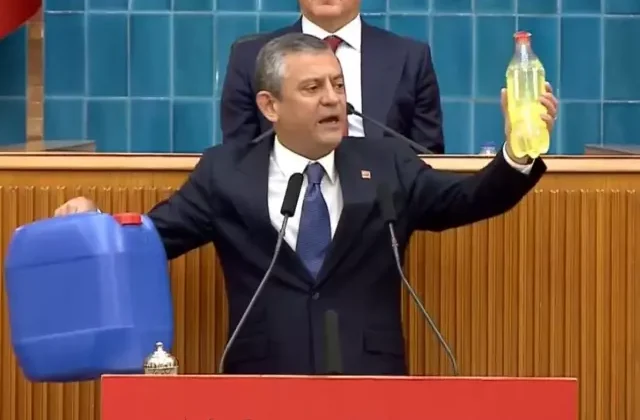 CHP lideri Özel, elinde şişeyle kürsüye çıktı: Al sana 50 TL’lik mazot