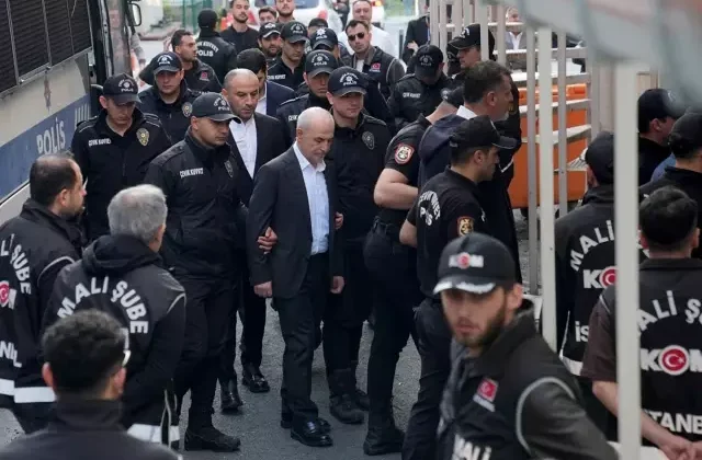 CHP’li 5 belediye başkanı görevden alındı
