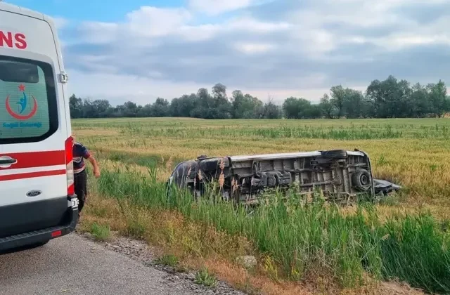 Çorum’da düğün dönüşü facia! Minibüs devrildi