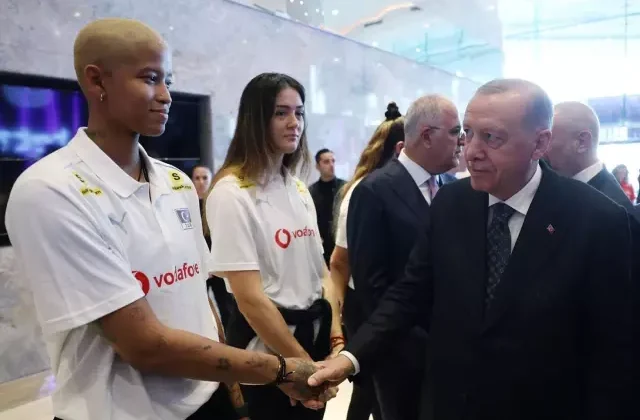 Cumhurbaşkanı Erdoğan, A Milli Kadın Voleybol Takımı’nı kabul etti