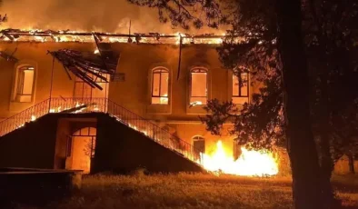 Denizli’de 100 yıllık tarihi okul binası yangında küle döndü