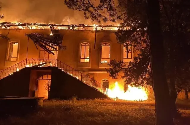 Denizli’de 100 yıllık tarihi okul binası yangında küle döndü