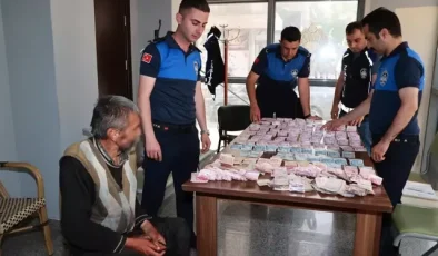 Dilencinin üzerinden çıkan parayı 4 zabıta sayabildi