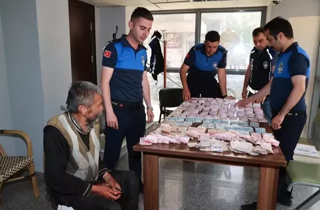 Dilencinin üzerinden çıkan parayı 4 zabıta sayabildi