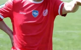 Dünyanın en yaşlı futbolcusu! Yaşıtları torun severken o top oynuyor