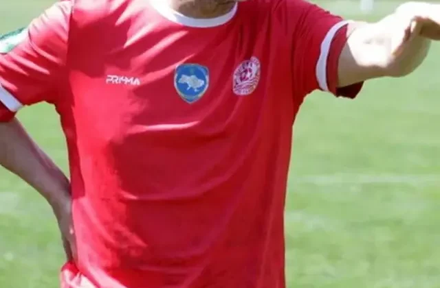 Dünyanın en yaşlı futbolcusu! Yaşıtları torun severken o top oynuyor
