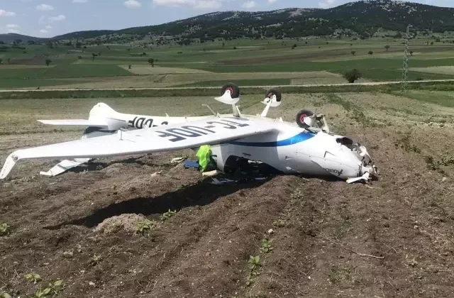 Eğitim uçağı zorunlu iniş yaptığı sırada ters döndü