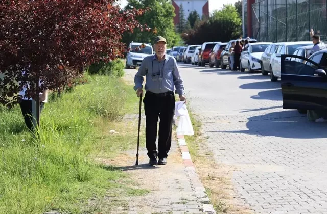 En yaşlı aday “Filozof hurdacı” bastonuyla YKS’ye girdi