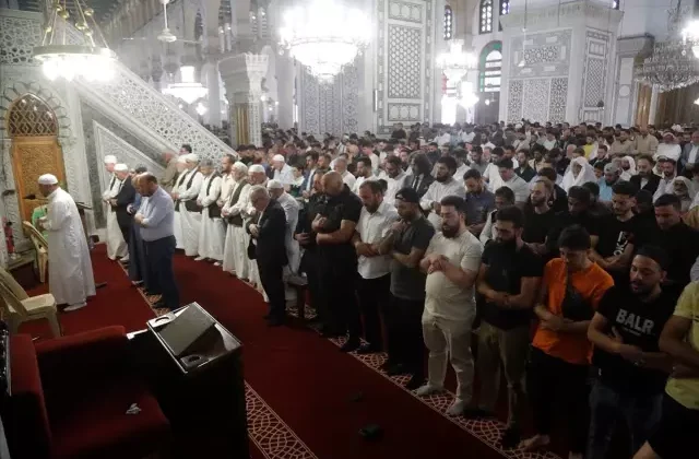 Esad rejiminin yıkılmasının ardından ilk Kurban Bayramı namazı Emevi Camisi’nde kılındı