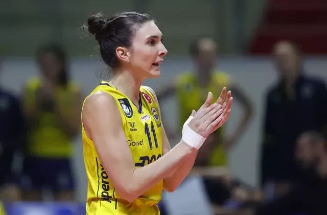Fenerbahçe’nin efsanelerinden Naz Akyol, Galatasaray’a imza attı