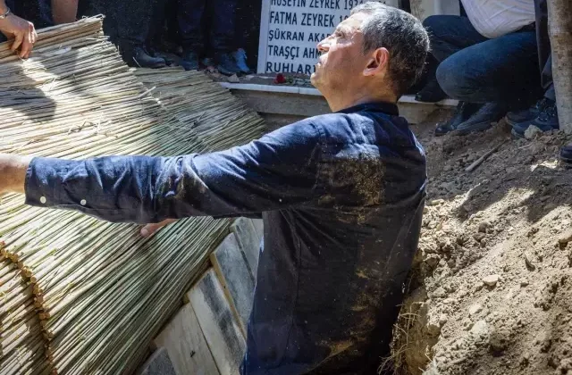 Ferdi Zeyrek’in cenazesini Özgür Özel defnetti
