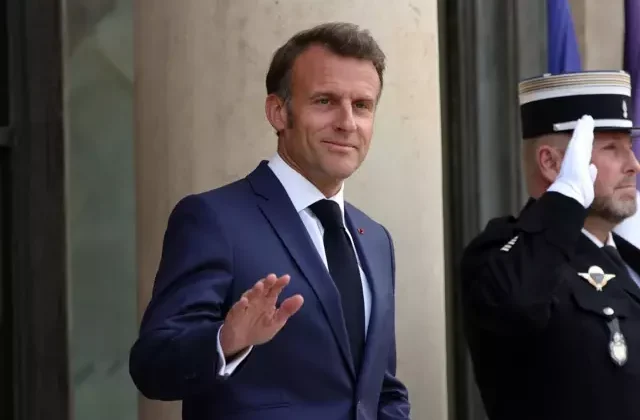 Fransa Cumhurbaşkanı Macron’un heykelini çaldılar