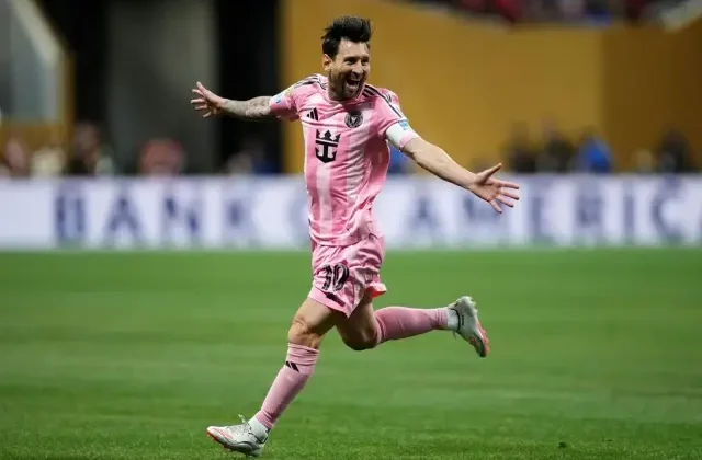 Frikikten şahane bir gol atan Messi, maç sonu FIFA kuralını bakın nasıl çiğnedi
