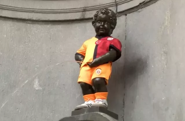 Galatasaray’ın 5 yıldızlı forması 406 yıllık Manneken Pis heykeline giydirildi