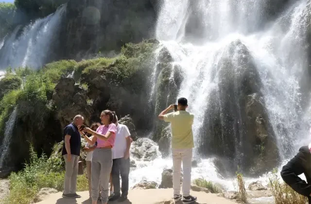 Girlevik Şelalesi bayramda yerli ve yabancı turist akınına uğradı